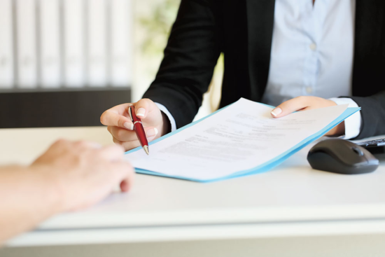 IZ TISKANE IZDAJE: SVETOVALNICA Kdaj mi mora delodajalec v podpis moral ponuditi pogodbo o zaposlitvi?