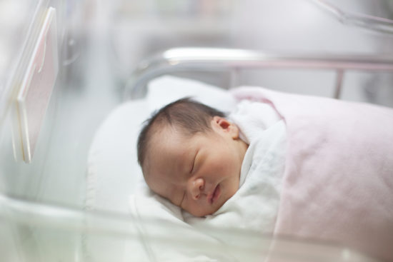 Poskus detomora na Vranskem: Mlajša ženska med tečajem varne vožnje odšla v sanitarije, tam rodila in pustila otroka