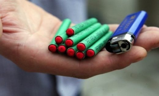 Groza, kaj so s petardami počeli na otroškem igrišču