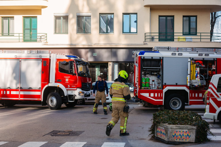 Požar v bloku na Tržaški, eno osebo so odpeljali, pomagati morali še trem