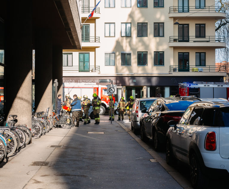 Sredi Ljubljane priletel na tla