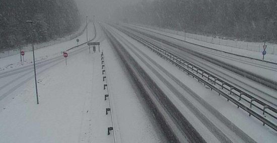 POZOR, NA POT LE, ČE JE POTREBNO Sneg je tu, razmere na cestah vse slabše