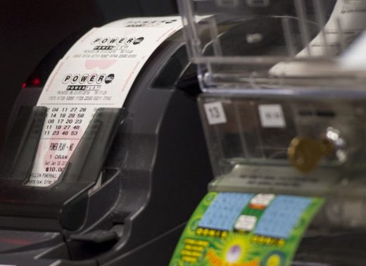 LOTERIJSKA DOBITNICA POL MILJARDE TOŽI LOTERIJO Ne boste verjeli, kakšen je razlog