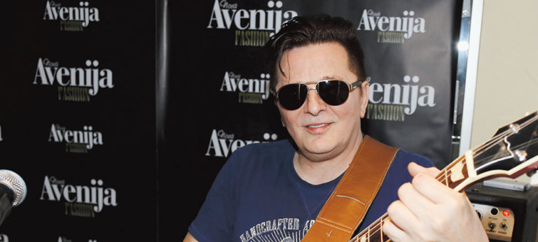 ŽENA SVARI, DA PAZITE NA JEZIK Ni alkoholik, ni narkoman in ne pretepa žensk