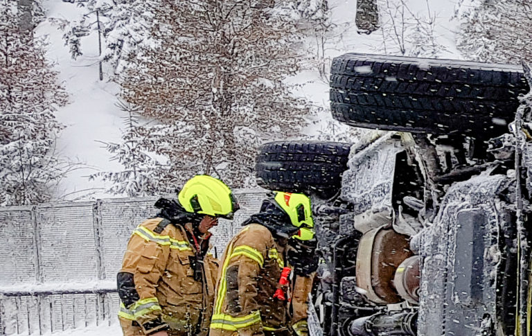 FOTO: REŠEVALNO VOZILO TRČILO V BETONSKO OGRAJO Znano, kdo je bil v vozilu ter kdo je kriv