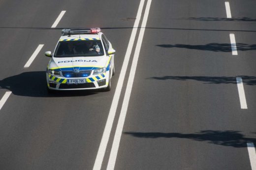 Zaprl pot kolesarju, posredovali tudi gasilci