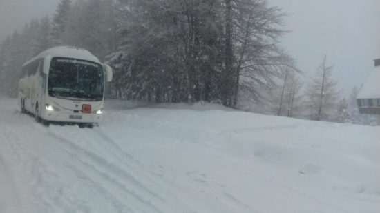 Bralec poroča: Poln avtobus otrok obtičal v snegu