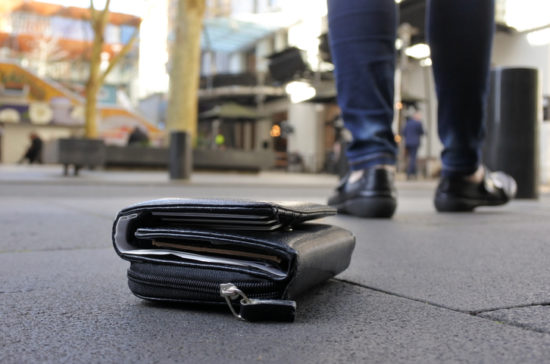 NA PETIŠOVCIH USTAVILI ŽENSKO Ukradla je 40.000 evrov