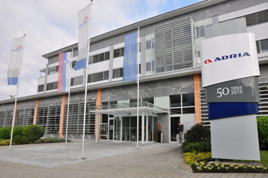 Nesreča v novomeškem Adria Mobilu: Delavka končala v bolnišnici