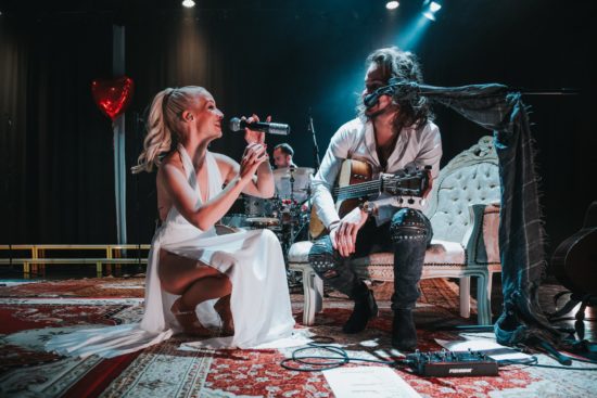 UPS! Seksi obleka pevke Alye razkrila nabrekle bradavičke in tatu na vročem mestu?!