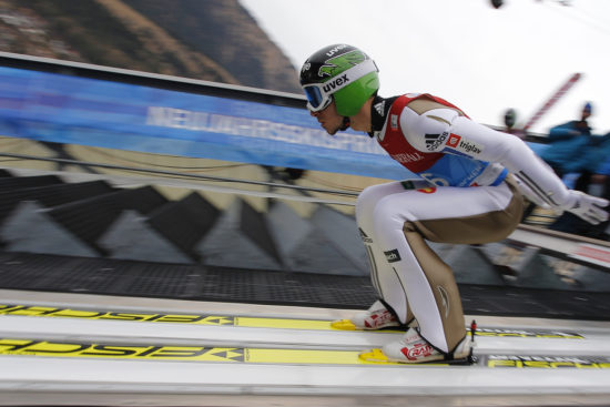 NESREČA NA SKAKALNICI Smučarska skakalca poškodovana