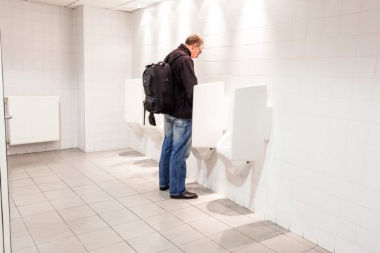 Imate težave s prostato? Omejite količine popite tekočine