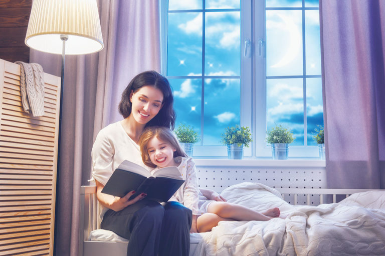 OTROCI: Prebrana pravljica je več vredna od risanke