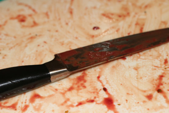 NA KOROŠKEM TEKLA KRI Mladoletnik zaboden med potjo na prakso