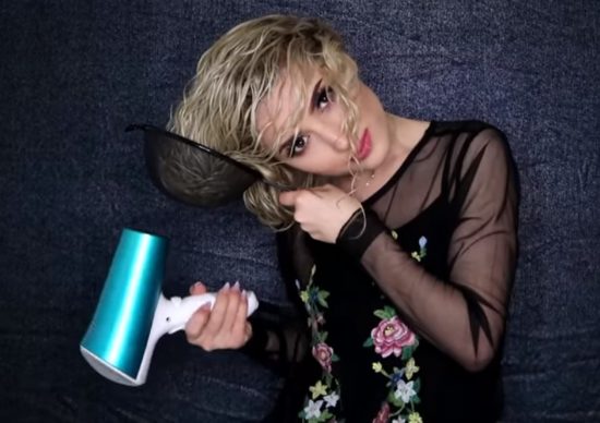 VIDEO: Mokre lase postavila v kuhinjsko cedilko! Rezultat vas bo presenetil