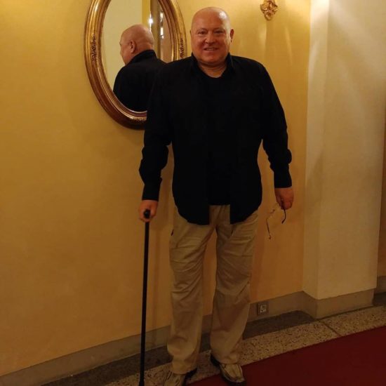 Kaj se dogaja z Nacetom Junkarjem? Naokrog hodi s palico