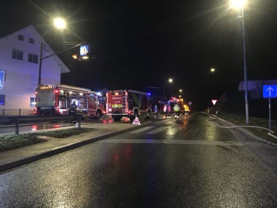 Huda nesreča pri Medvodah: Zaradi utekočinjenega kisika evakuirali 35 ljudi, cesta popolnoma zaprta