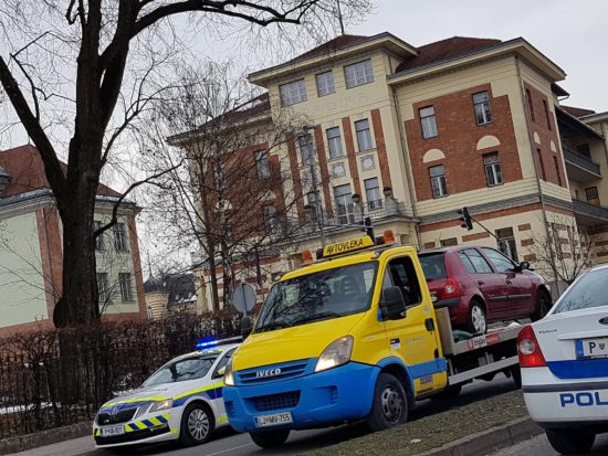 FOTO: Nesreča pri Ministrstvu RS za zunanje zadeve: Eno osebo odpeljal rešilec