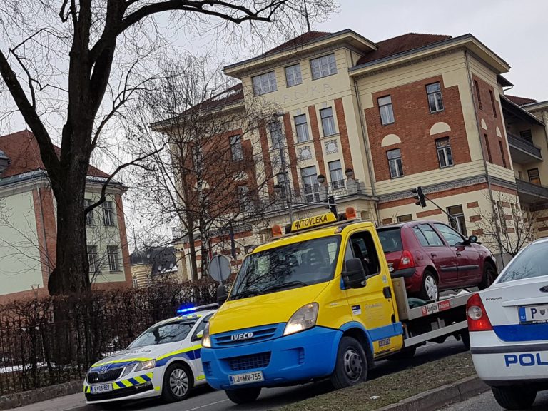FOTO: Nesreča pri Ministrstvu RS za zunanje zadeve: Eno osebo odpeljal rešilec