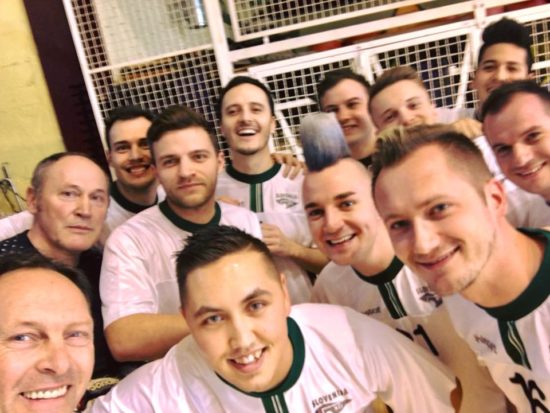 “Prešvicani” zvezdniki: Naši glasbeniki z Vunjakom na čelu postali nogometna ekipa