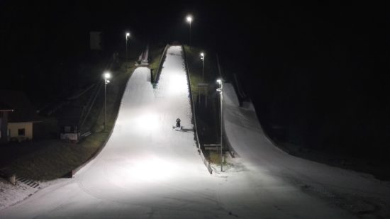 Poškodovala se je skakalka, odpeljal jo je rešilec