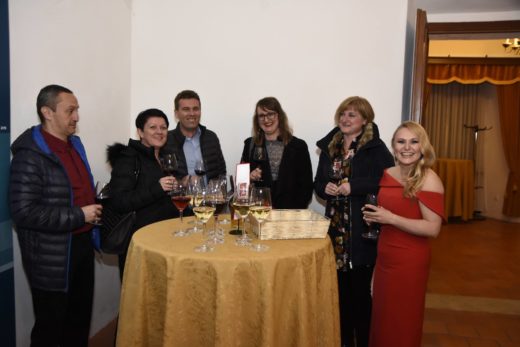 Nuša Derenda v preozki obleki?!