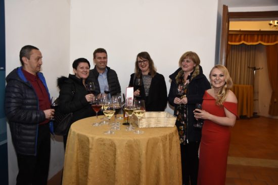 Nuša Derenda v preozki obleki?!