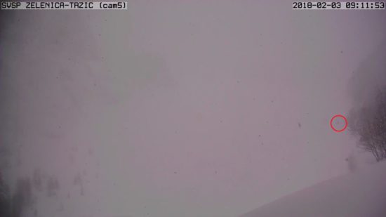 FOTODOKAZ: Popolnoma neodgovorno: Nevarnost plazov, kar dva človeka pa “rineta” v gore?!