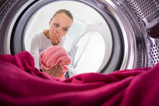 Modrca in dežnega plašča ne dajajte v pralni stroj