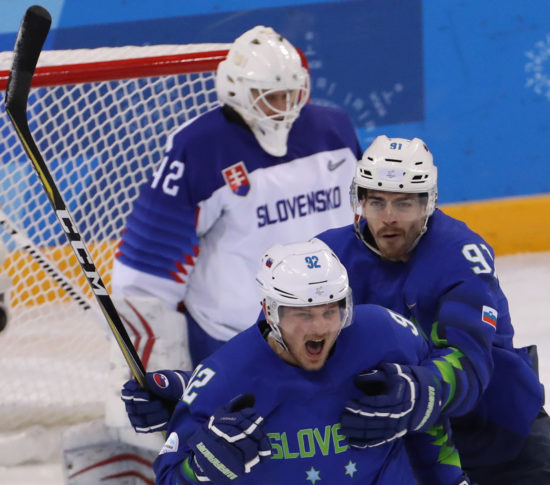 Vrhunski slovenski hokejisti! Poglejte, kako po zmagi nad Slovaki proslavljajo družabna omrežja!