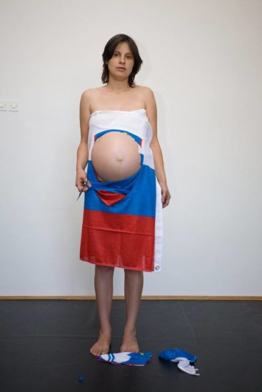 SRAMOTA ZA SLOVENSKO KULTURO Uničuje državni simbol, namesto kazni bo prejela nagrado Prešernovega sklada