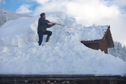 Grozljivo popoldne: Pod težo snega sta se zrušila streha in dimnik