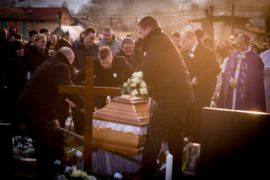 FOTO: SRCE PARAJOČI PRIZORI Umorjenega novinarja Jana in zaročenko so pokopali v poročni obleki