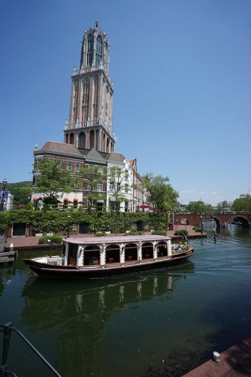 Plavajoči hotel v nizozemskem parku na Japonskem