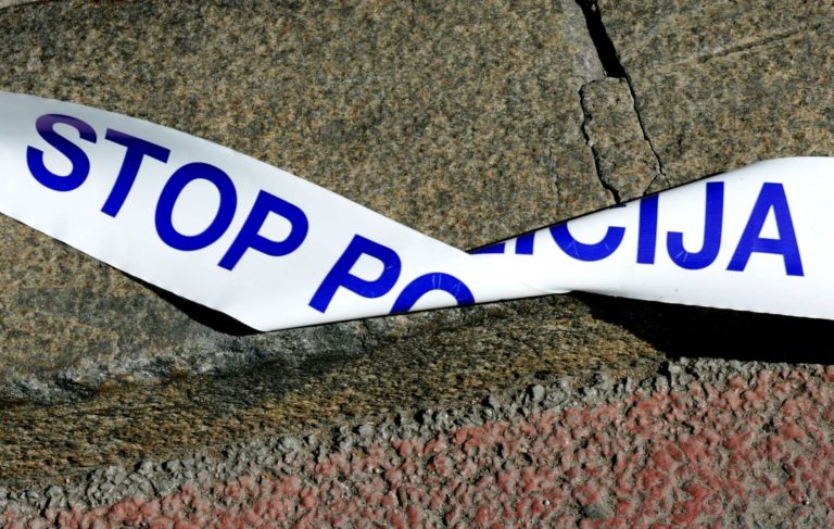 V Ljubljani rešilec odpeljal dva, porezana z ostrim predmetom