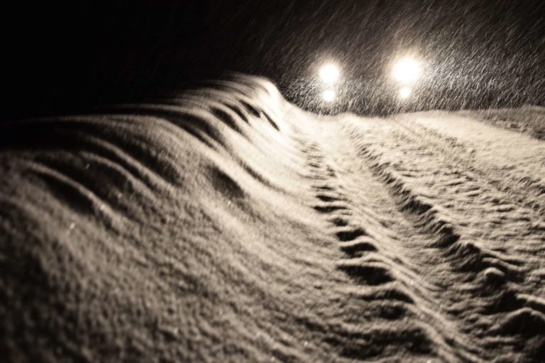 Teža snega povzoročala preglavice, pustila jih je brez elektrike
