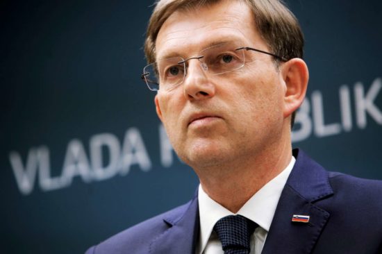 VLADA JE LE PADLA Z nekoliko težkim srcem, a mirno vestjo. No, tem posnetku se smeji cela Slovenija