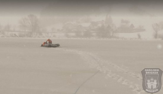 FOTO: DRAMA NA PERNIŠKEM JEZERU Luni se je vdrl led, padla je v ledeno vodo