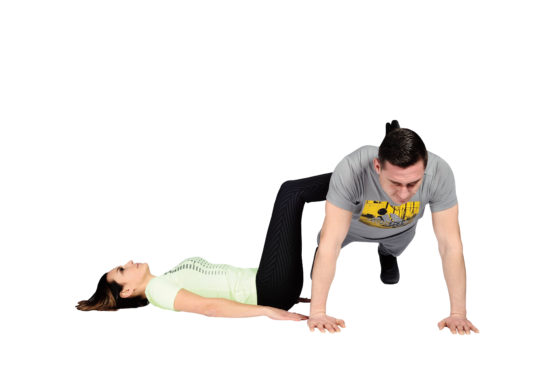 JUTRANJA TELOVADBA S PARTNERJEM: 3 vaje za krepitev kolkov in kolen