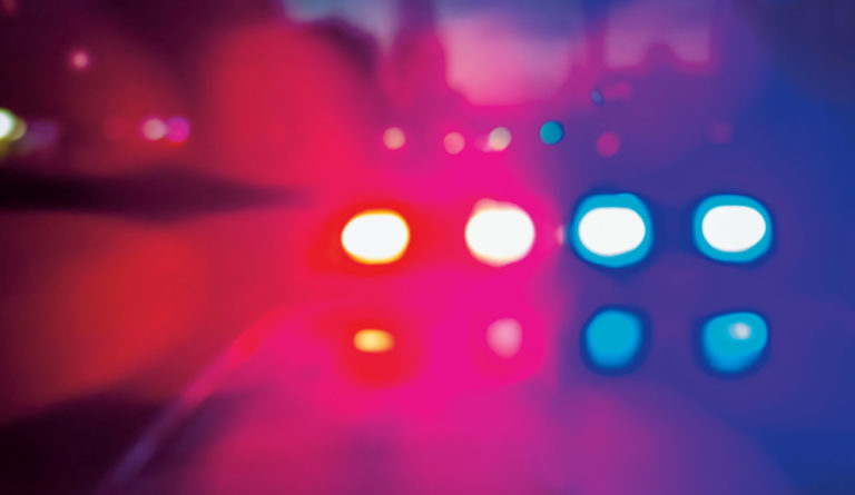 Kombi s sedmimi ljudmi sredi Ljubljane v semafor, poročajo o smrti