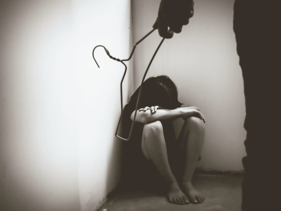 Grozljivo! Policisti pridržali nasilnega moškega, ki je ženo napadel z električnim paralizatorjem in ji grozil z ubojem