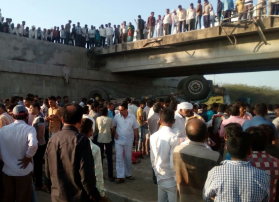 NESREČA TOVORNJAKA NA ZAHODU DRŽAVE Umrlo je 26 svatov