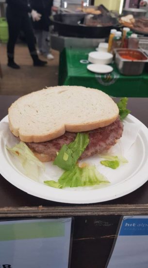 Tak hamburger v Planici za 9 evrov?