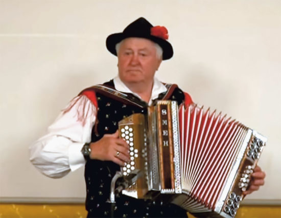 Harmonikar zmrznil na dvorišču