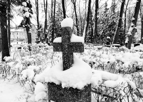 SMRT KOSILA V IDRIJI Trupli so našli pred hišo v snegu