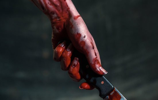 Poskus uboja: Ženska z nožem nad svojega partnerja, odpeljal ga je rešilec