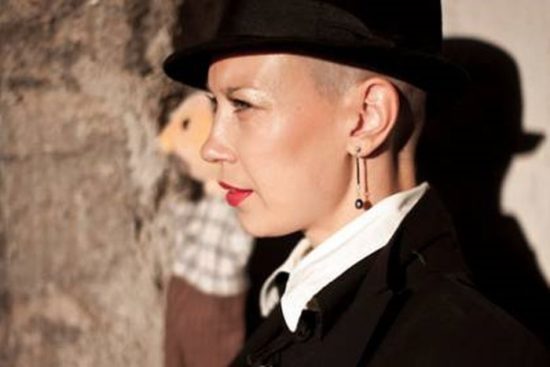 ČRN DAN ZA SLOVENSKO GLASBO Umrla je kantavtorica, stara komaj 41 let