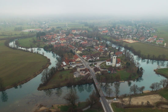 Grozljivo: V Krki naleteli na truplo, zagozdeno v vejevje