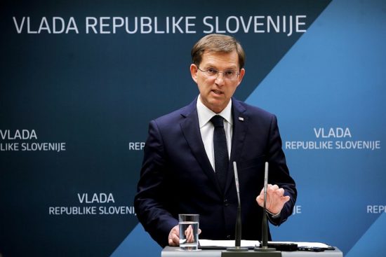 VIDEO: Čudne besede po 22. uri v vladni palači. Cerar pred odstopom spregovoril o “silah”?!