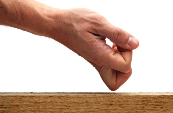 Zakaj potrkamo po lesu za srečo?